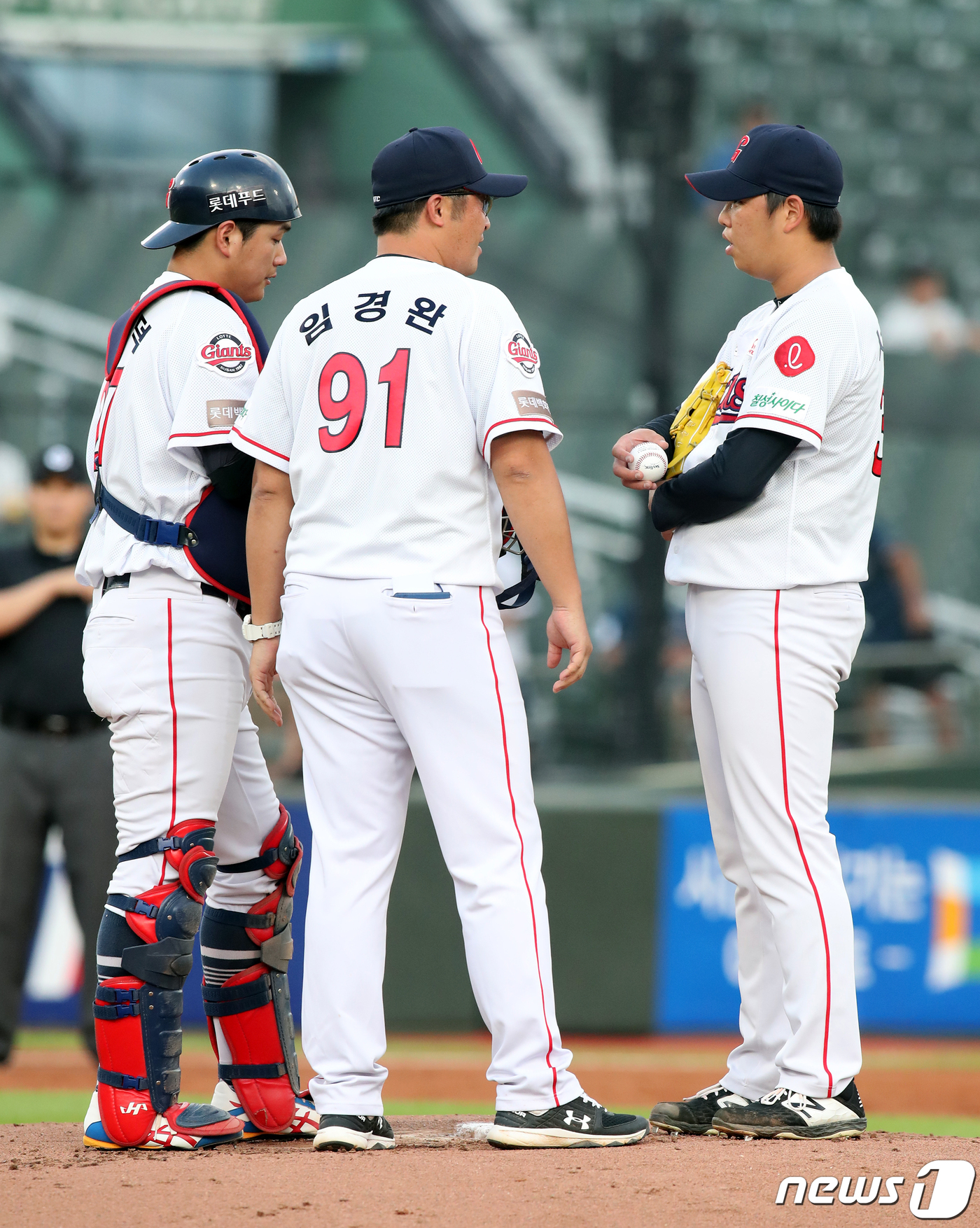 <b>포수진</b> 약한 <b>롯데</b>, MLB 출신 '한국계' 콩거 코치 영입으로 반등 노린다