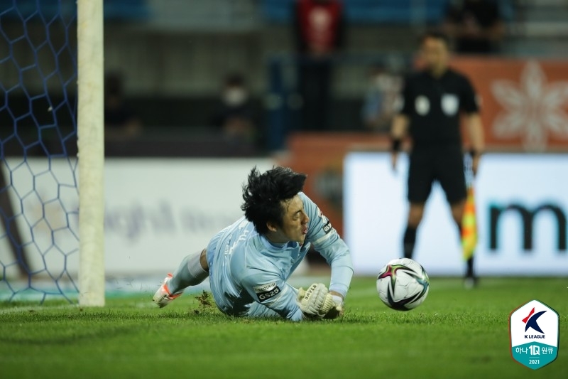 '<b>이기제 극장 프리킥골</b>' 수원, 광주에 4-3 짜릿한 승리(종합)