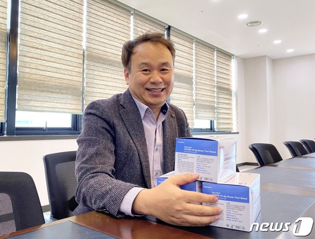 박재구 래피젠 대표가 경기도 수원시 권선구 래피젠 공장 회의실에서 인터뷰를 하고 있다. © 뉴스1