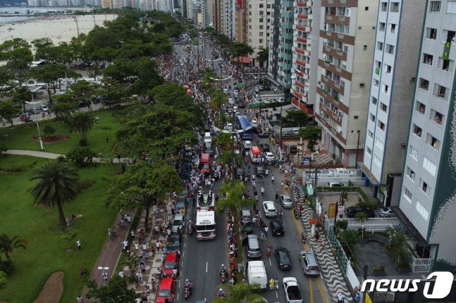 巴西圣保罗23万人在桑托斯球场哀悼足球贝利悼念