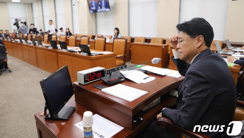 장제원 "어디 반말이야" <b>이성만</b> "싸가지 없이"…행안위 반쪽 진행(종합)