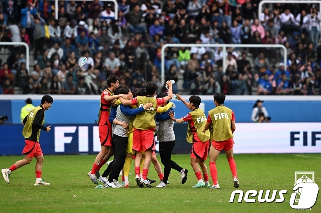 4강 진출 기쁨 나누는 <b>대한민국</b>