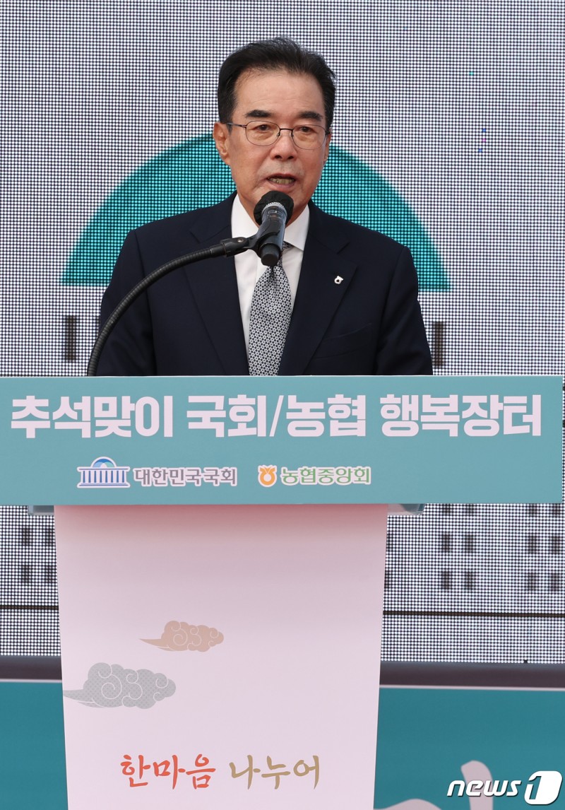 <b>추석</b>맞이 대장터 행사, <b>인사말</b>하는 이성희 농협회장