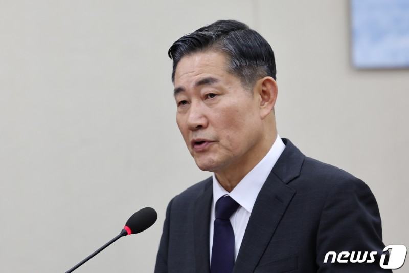 <b>신원식</b>, 文 겨냥 '과격' 발언 논란에 "사과하겠다"