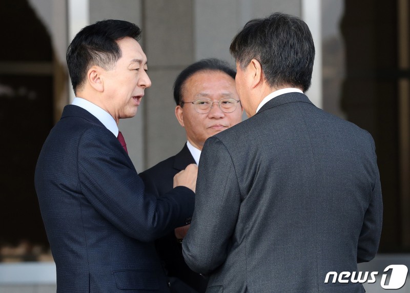 대화 나누는 <b>김기현</b>·<b>김대기</b>·윤재옥