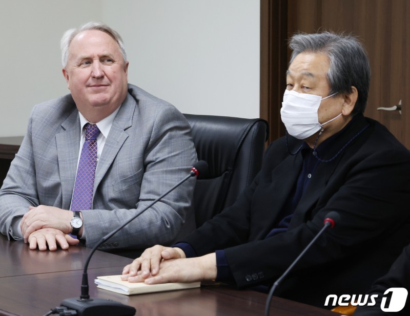 <b>김무성</b> "<b>대통령</b> 주변서 권력 독점한 사람들 당 위해 희생해야"