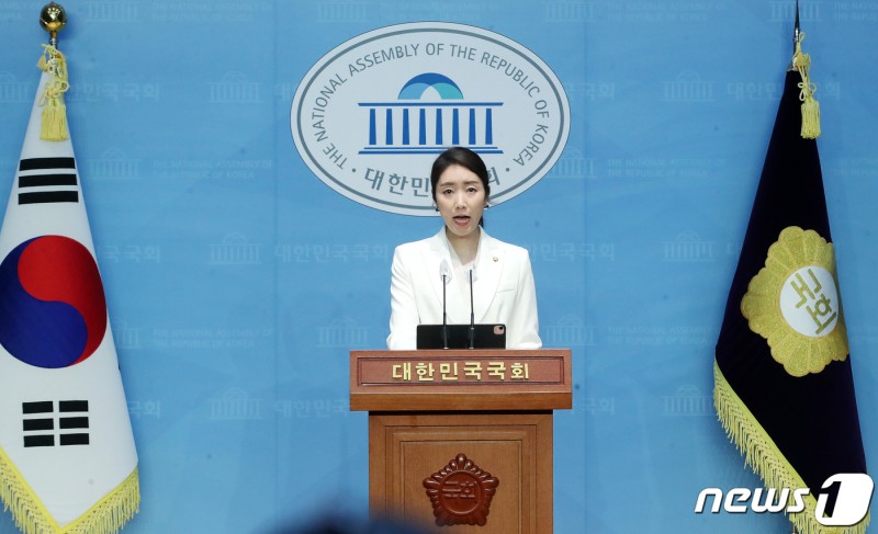 <b>민주</b> '<b>청년</b> 비하 <b>현수막</b>' 논란에 "행사 업체가 준비한 것"