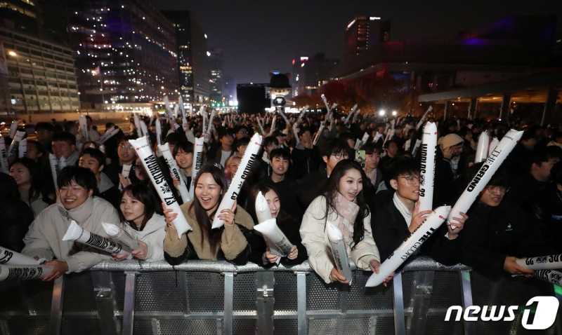 "정말 자랑스러워"·"역시 <b>페이커</b>"…롤드컵 우승에 광화문 '들썩'
