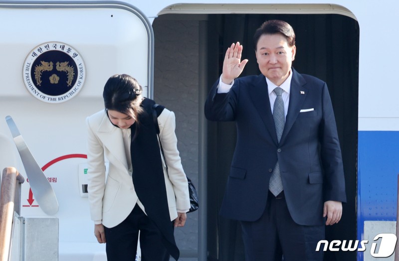 윤 <b>대통령</b>, <b>영국</b> 런던 도착…찰스 3세 국왕 첫 국빈