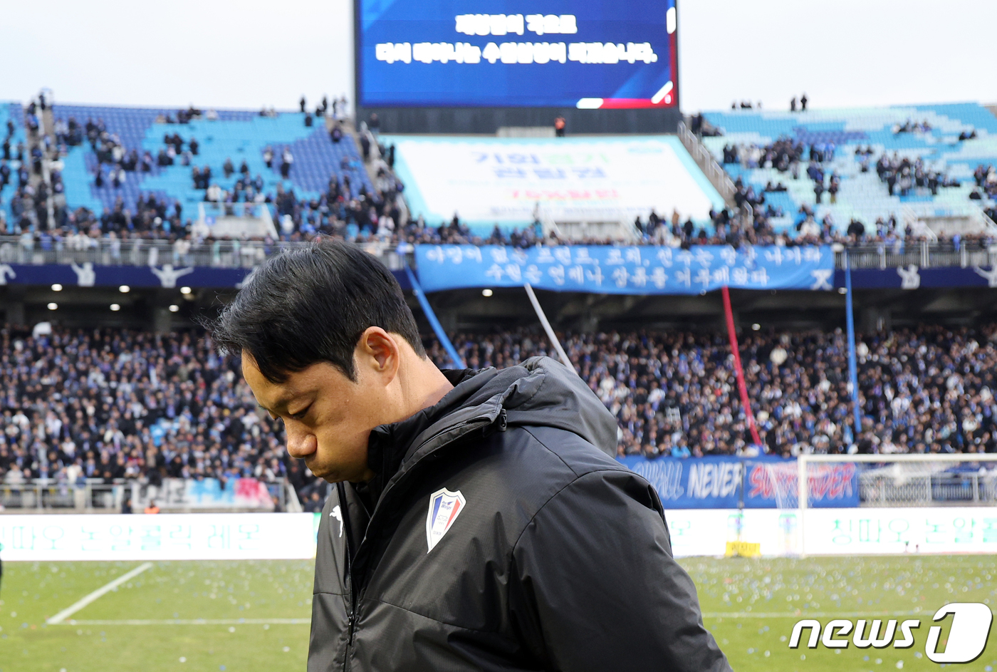 착잡한 표정의 <b>염기훈 감독대행</b>