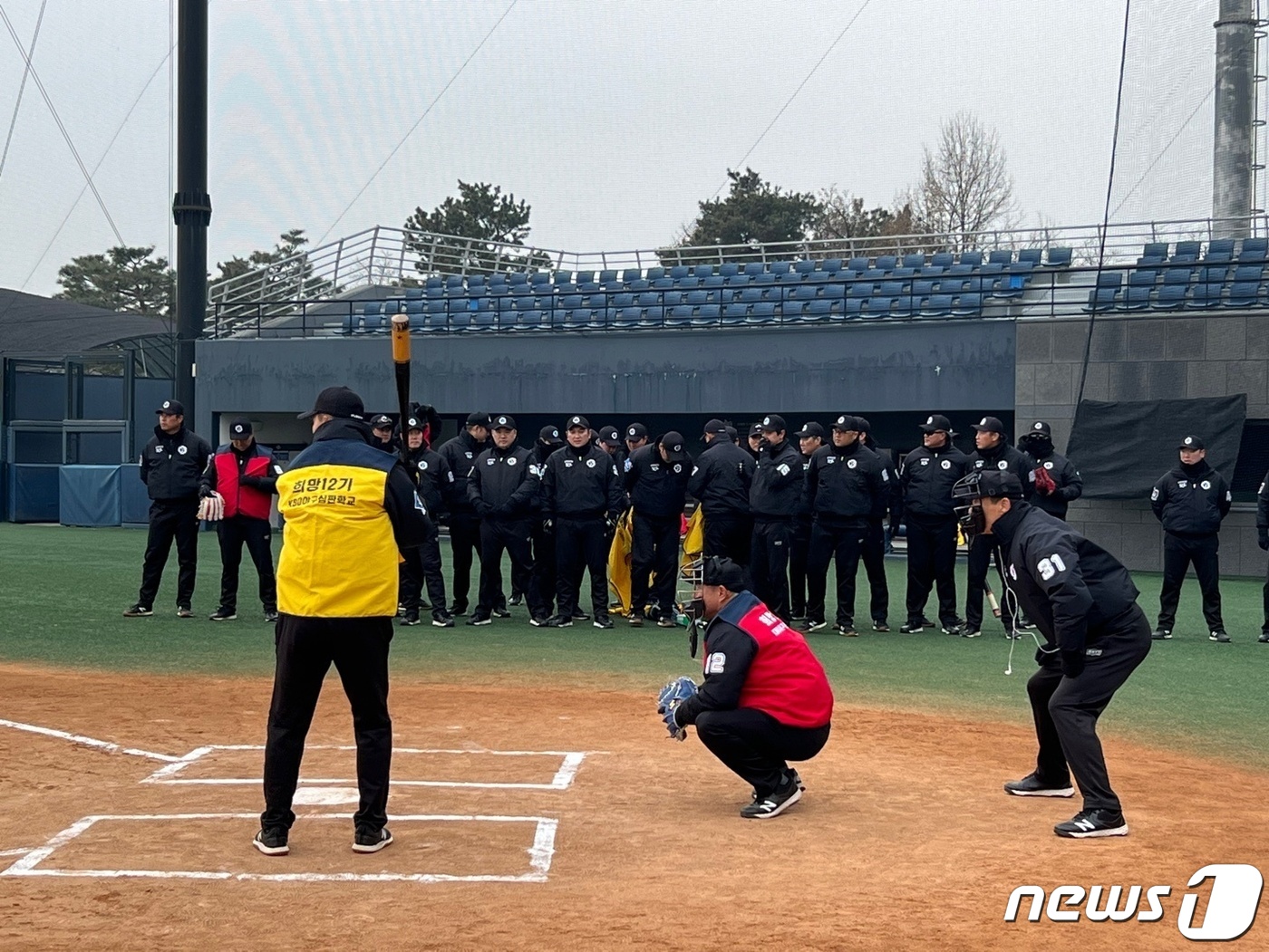 <b>허구연</b> KBO <b>총재</b>, 피치클락·로봇 <b>심판</b> 적응훈련 점검
