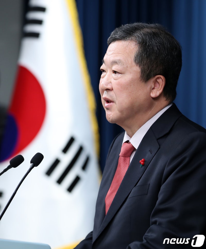 브리핑하는 <b>박춘섭 경제수석</b>