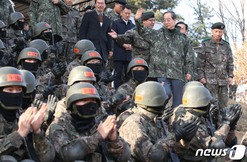 <b>육군훈련소</b> 찾은 <b>한덕수 총리</b>