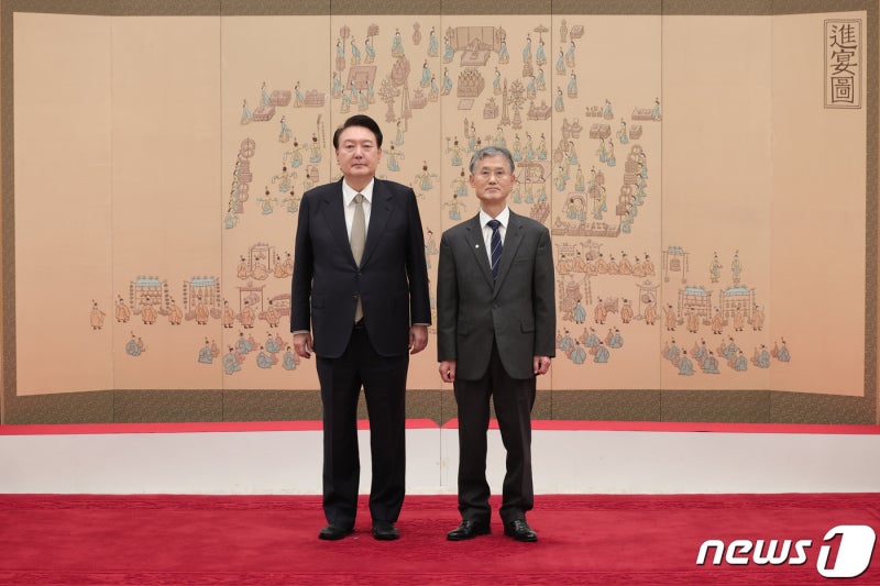 윤 대통령, <b>조희대 신임 대법원장</b>에게 임명장 수여