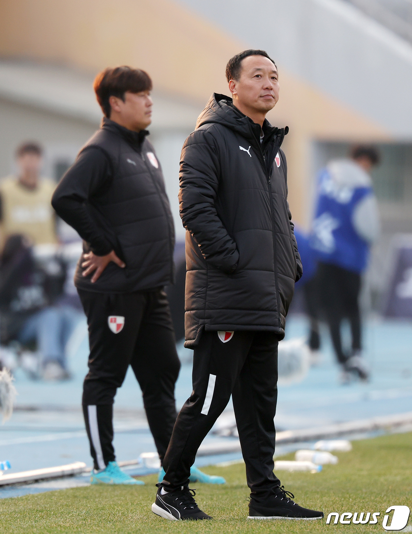 패색이 짙자 어두운 표정의 <b>박진섭 감독</b>