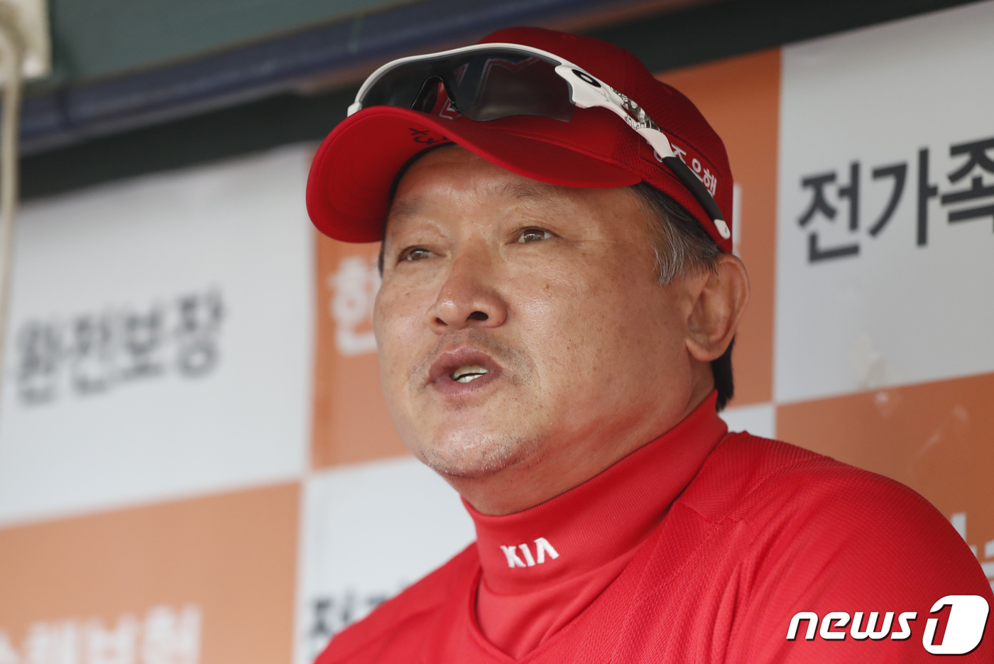 <b>두산</b>, '국민 타자' 이승엽 감독 지도한 박흥식 <b>코치</b> 영입