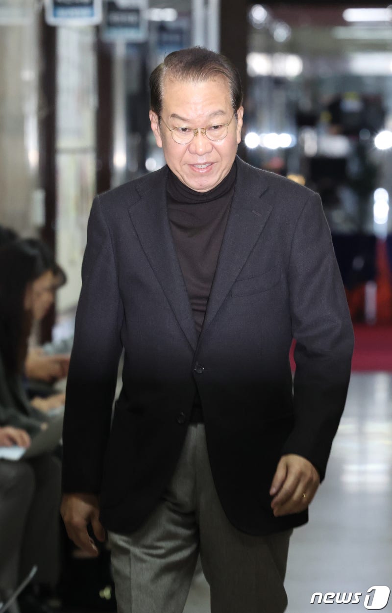 중진<b>의원</b> <b>간담회 참석하는</b> 권영세 <b>의원</b>