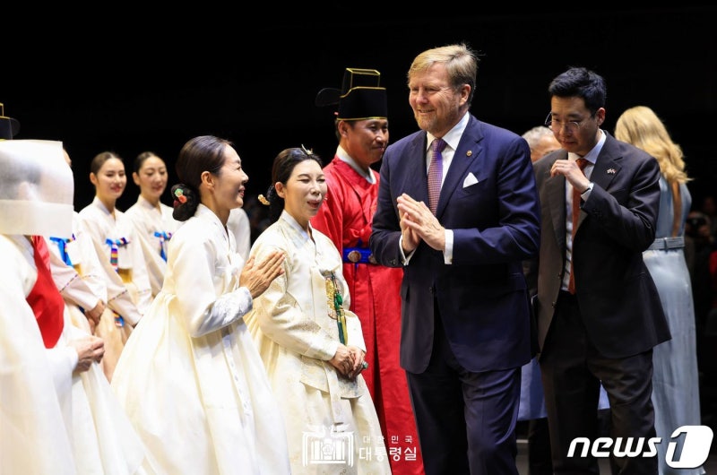 공연단 격려하는 <b>알렉산더르 국왕</b>