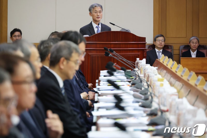 <b>조희대</b> "재판 <b>지연</b> 해소 방안 강구…<b>법원장</b> 솔선수범"…첫 <b>법원장</b> 회의(종합)
