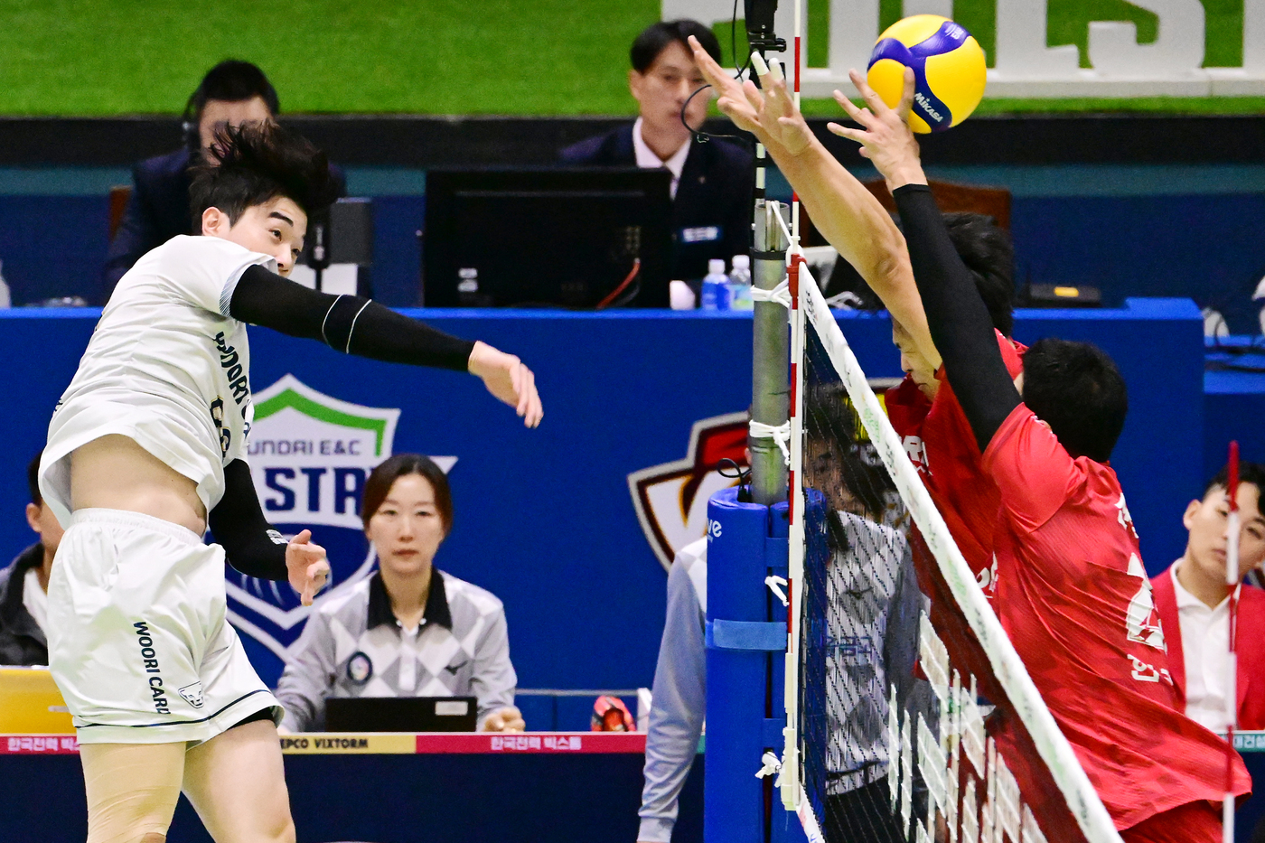'<b>김지한</b>+마테이 49점 합작' <b>우리카드</b>, <b>한국전력</b> 제압…2위에 승점 6차
