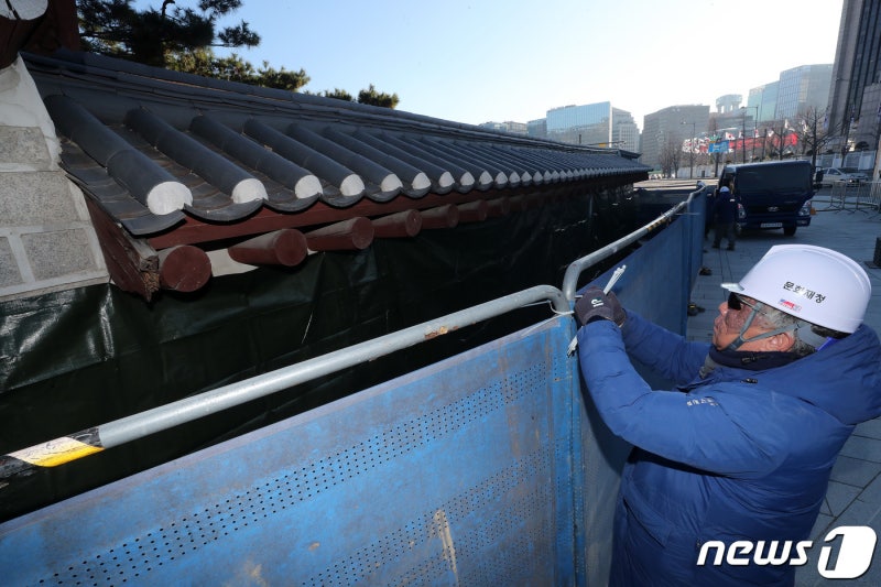 '낙서로 훼손된 <b>경복궁</b> 담벼락에 <b>펜스</b> 설치'