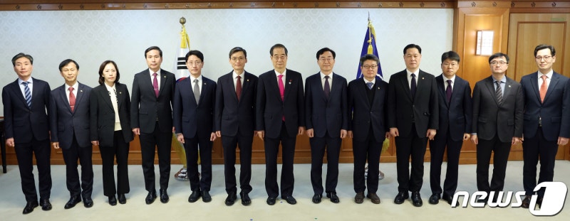 신임 차관들과 <b>기념촬영</b>하는 <b>한덕수 총리</b>