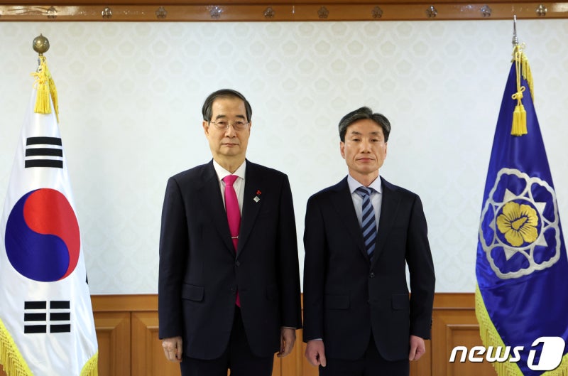 김영신 감사위원과 <b>기념촬영</b>하는 <b>한덕수 총리</b>