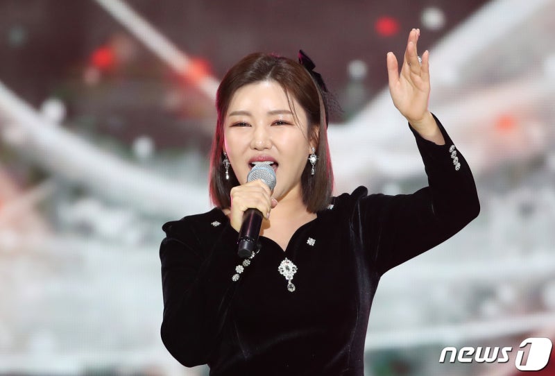 <b>송가인 콘서트</b> 무대 시설 넘어져 4명 부상…관련자 입건, 행사 취소