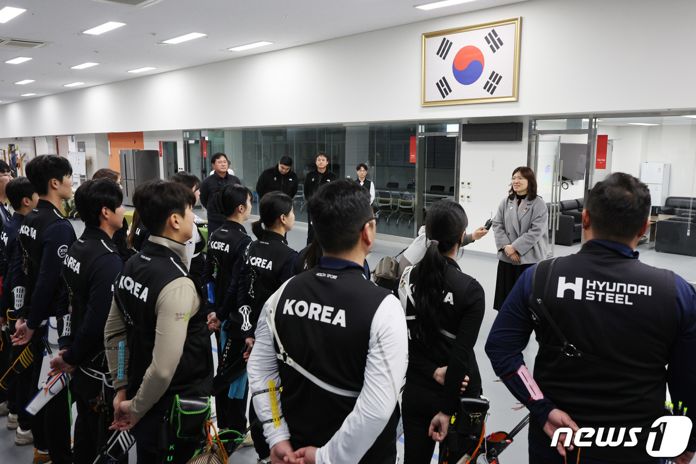 <b>양궁 대표팀</b> 훈련장 찾은 <b>장미란</b> 2차관
