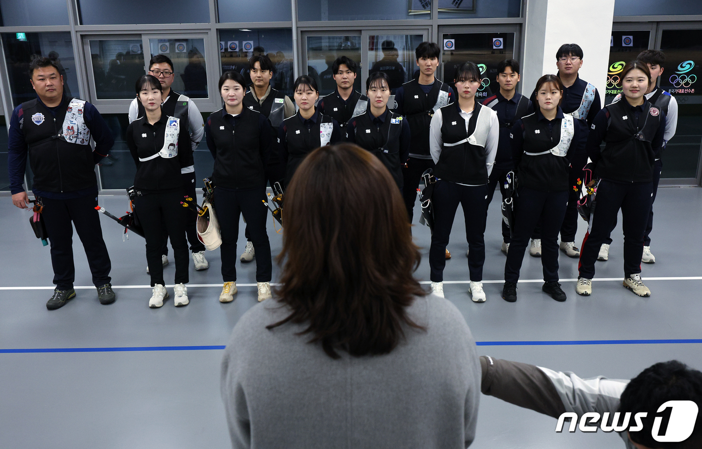 <b>장미란</b> 차관 격려사 듣는 <b>양궁대표팀</b>