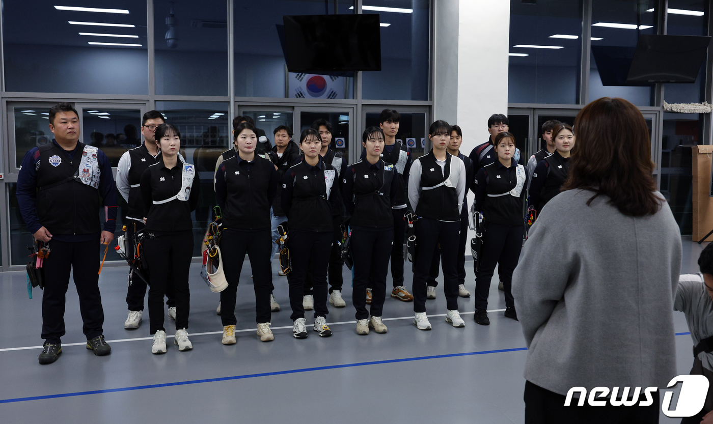 <b>장미란</b> 차관 만난 <b>양궁 대표팀</b>