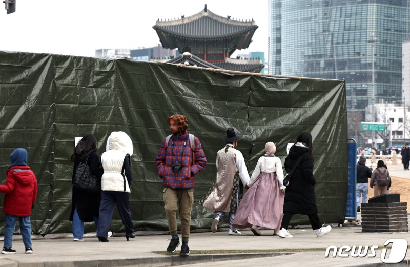 낙서 지운 <b>경복궁 담장</b> 공개…복구비 2100만원, 훼손범에 청구한다