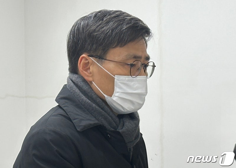<b>이문기</b> 전 <b>행복청장</b> 법원 출석