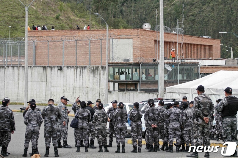 '극도로 위험' 갱단 <b>두목</b> 탈옥에 <b>에콰도르</b> '국가 비상사태' 선포