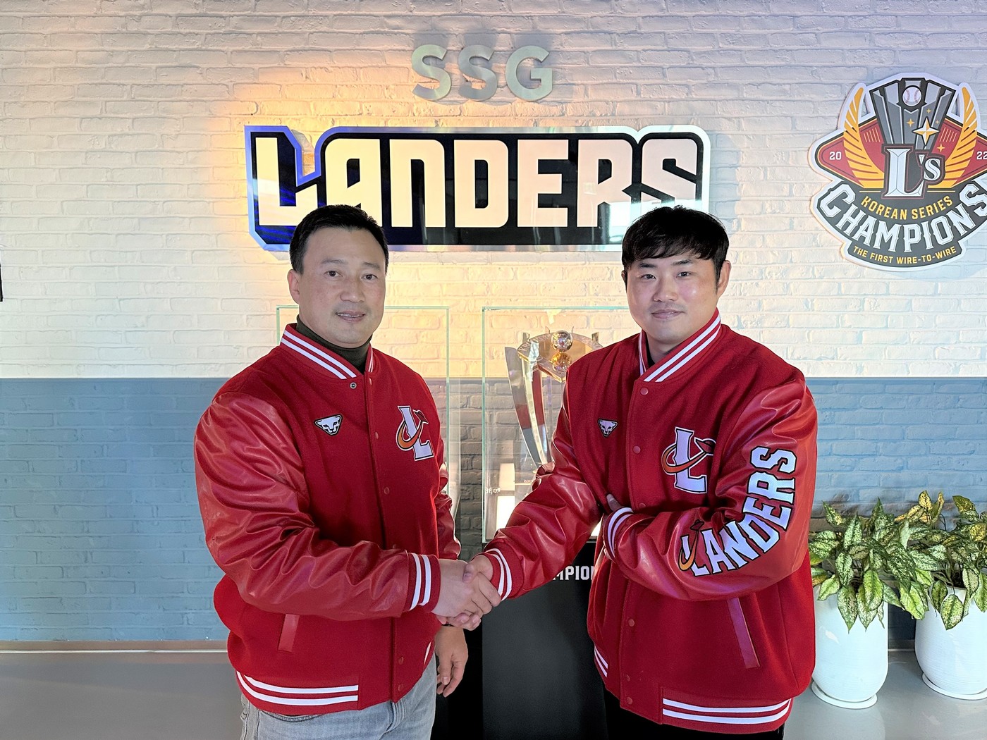 SSG, 키움 베테랑 <b>포수 이지영</b> 트레이드로 <b>영입</b>…"젊은 <b>포수</b>진 멘토 기대"
