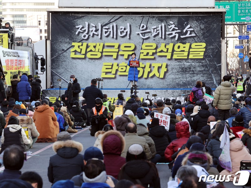 촛불대행진 찾은 <b>전현희</b> 당정치테러 <b>대책위원장</b>
