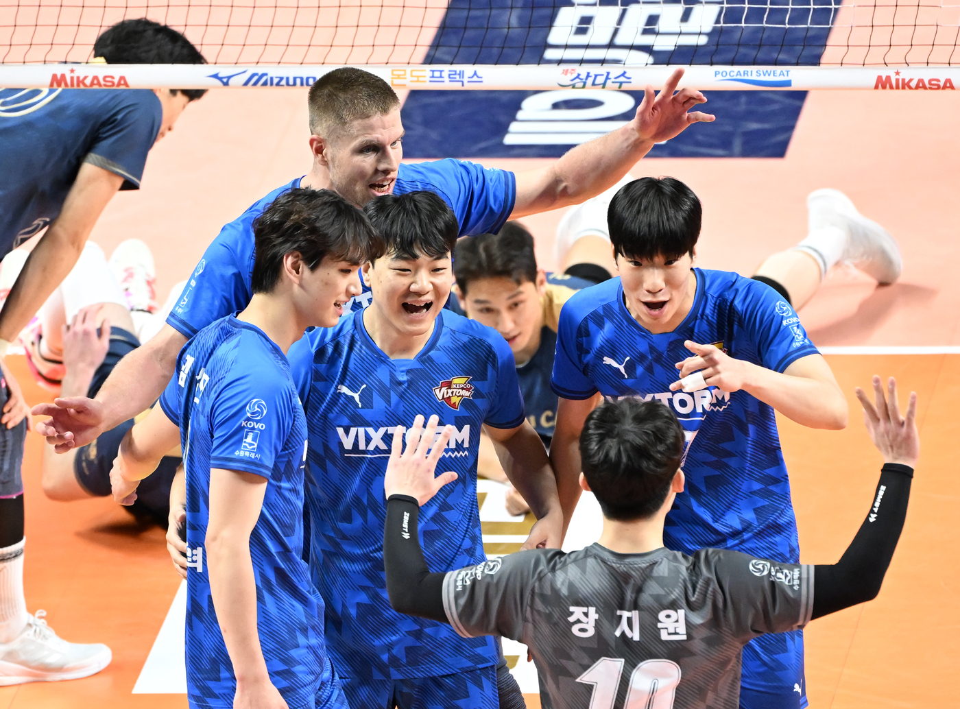 '<b>타이스</b> 34점 폭발' <b>한국전력</b>, 선두 <b>우리카드</b>에 4연패 안기며 2연승