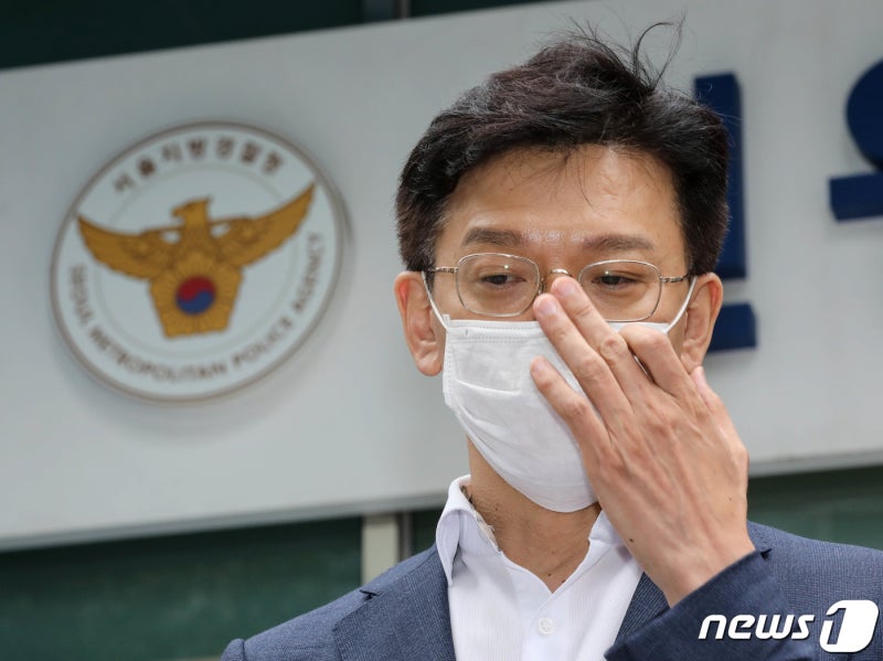 '<b>성희롱</b> 논란' <b>현근택</b>, 공천 배제 압박에 "총선 출마 안 해"