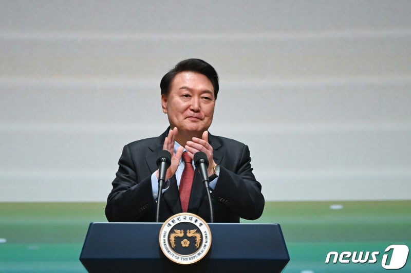 尹 "<b>전북</b>, 글로벌 생명경제도시 비전으로 지역발전 주도"(종합)