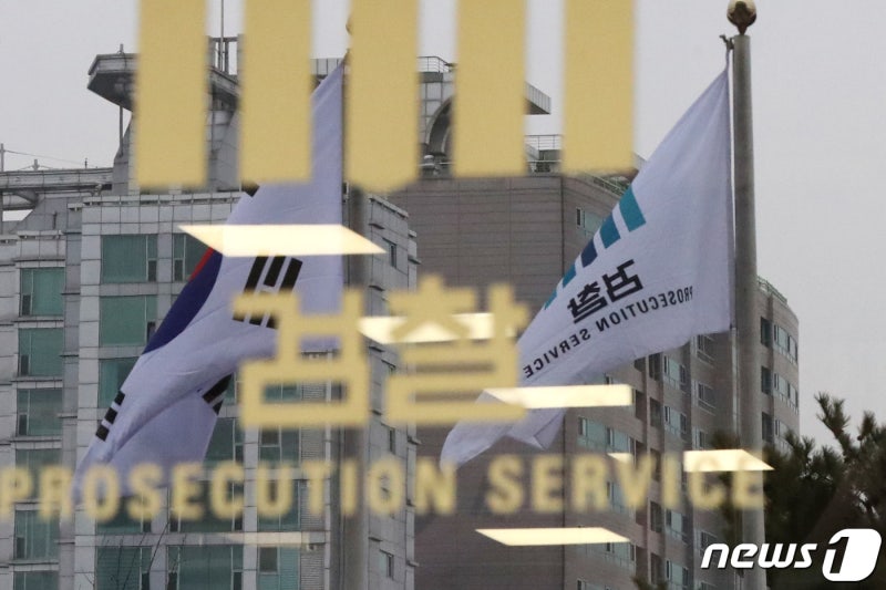 '서편제' 출연 김명곤 전 문화부 <b>장관</b> <b>강제추행</b> <b>혐의</b> 기소