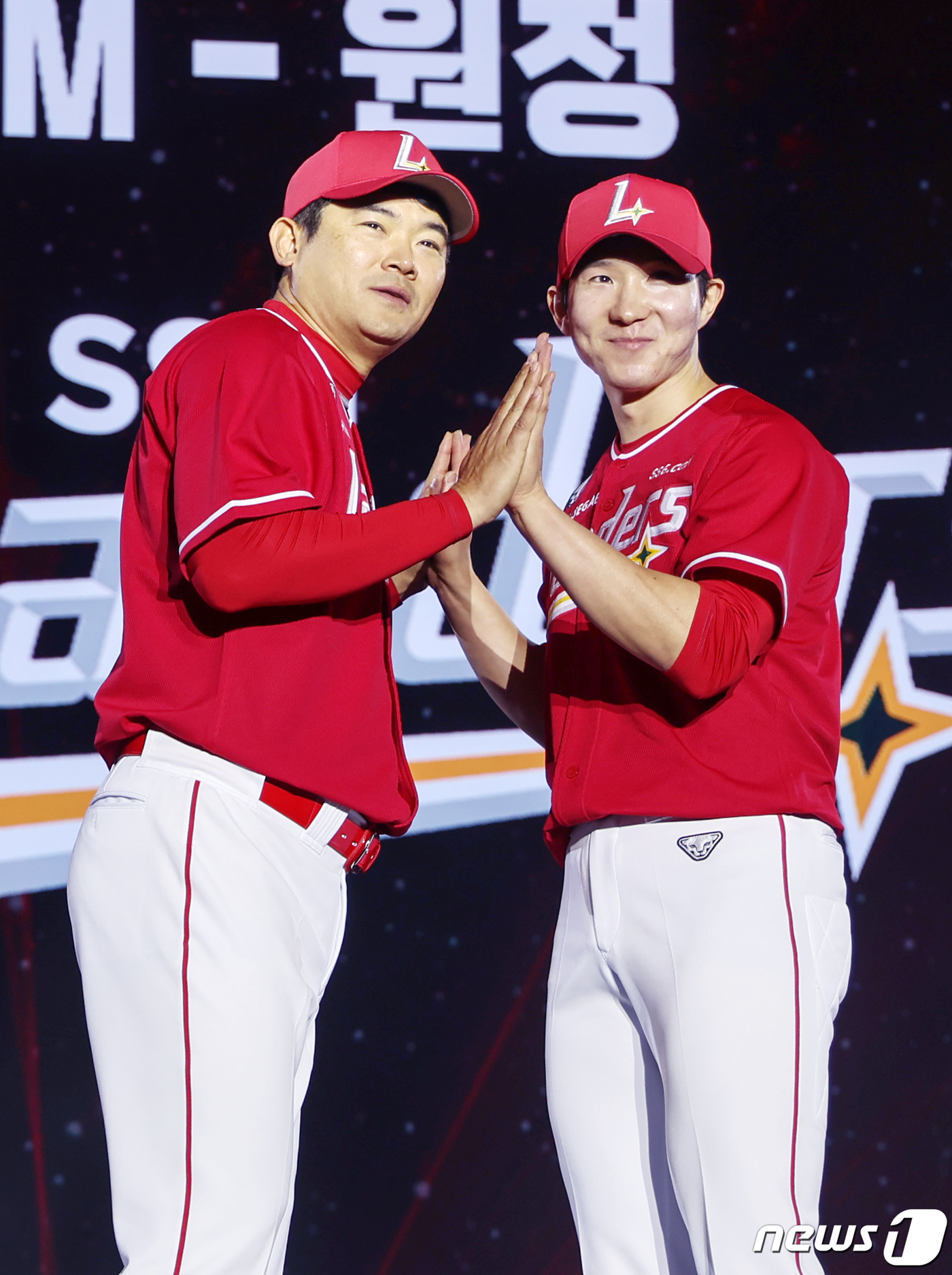 SSG <b>노경은</b>·<b>박성한</b> '두 손 맞대고'