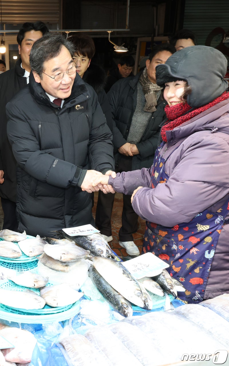 남광주 <b>상인</b>과 <b>인사</b> 나누는 <b>이낙연</b>