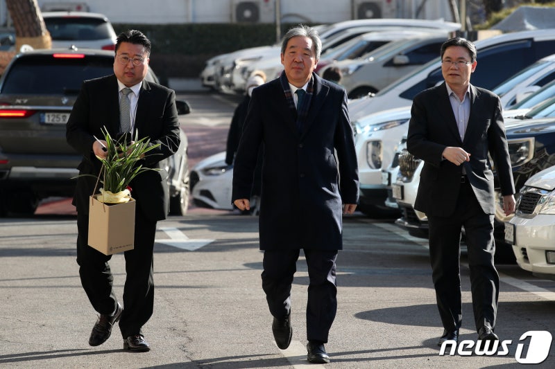 尹, <b>배현진</b> <b>피습</b>에 "정치인 테러는 국민에 대한 테러와 다름 없어"