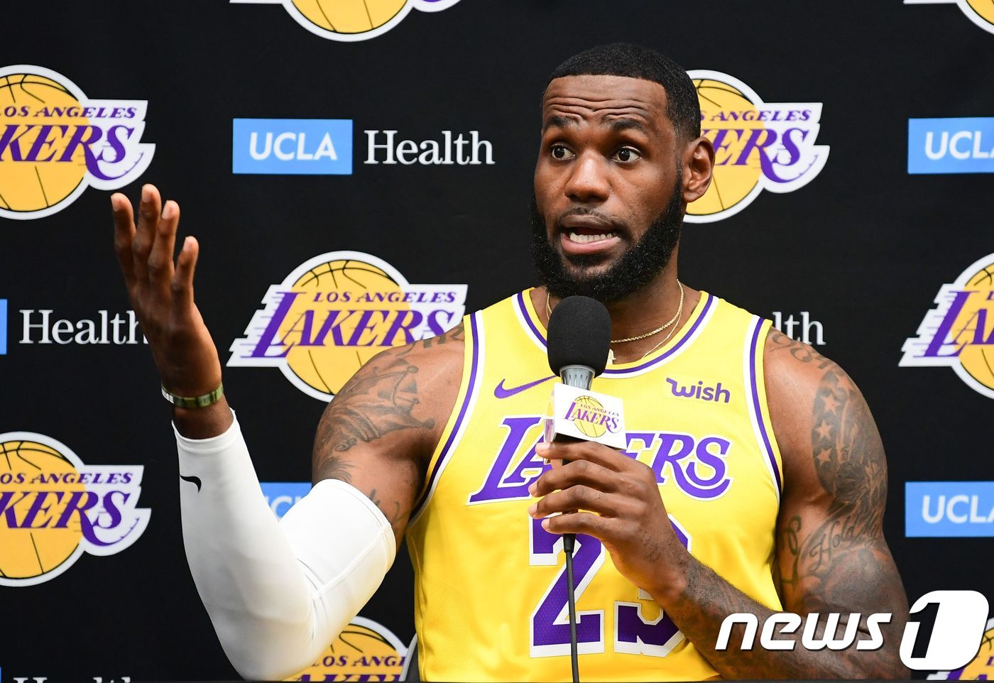 르브론 <b>제임스</b>, 압둘 자바 넘어 '첫 NBA <b>올스타</b>전 20회 연속' 선발