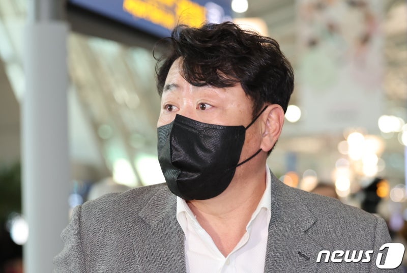 굳은표정으로 <b>출국</b>하는 <b>진갑용 감독 대행</b>