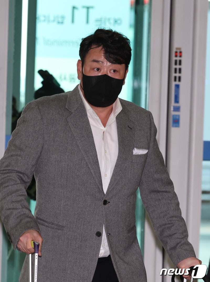 <b>출국</b>하는 <b>진갑용</b> KIA <b>감독대행</b>