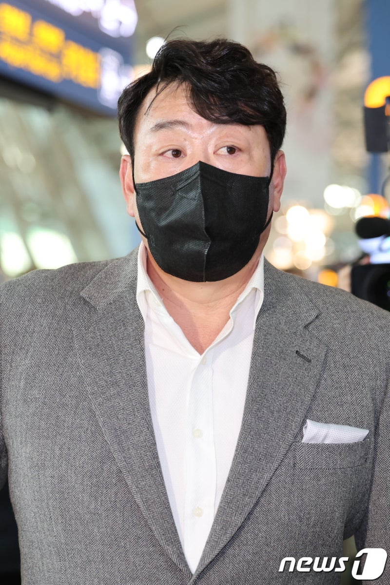 굳은표정으로 전지훈련 <b>출국</b>하는 <b>진갑용 감독 대행</b>