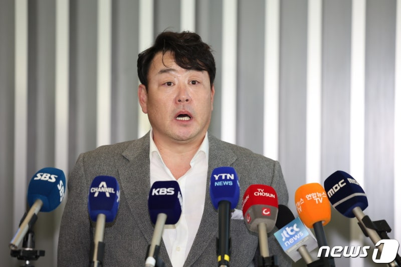 취재진 <b>질문</b>에 답하는 <b>진갑용 감독 대행</b>