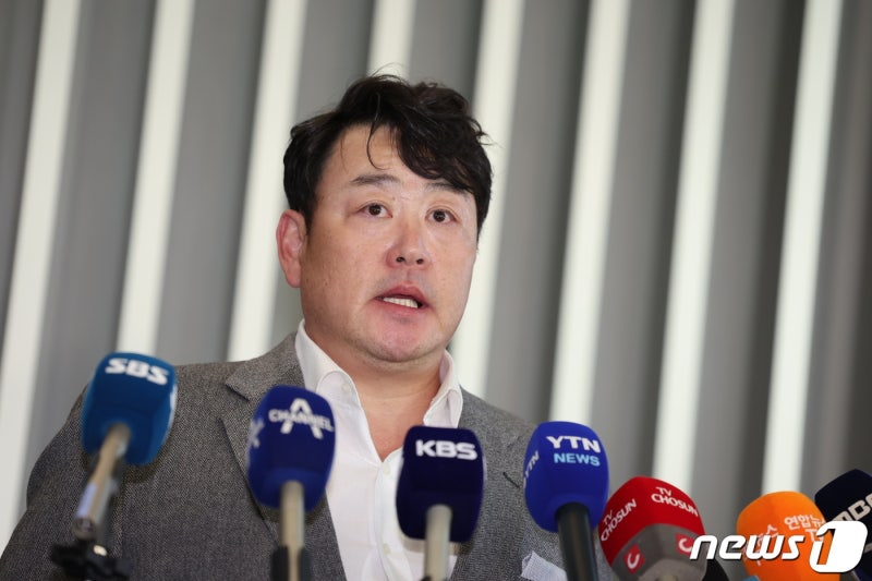 <b>질문</b>에 답하는 <b>진갑용 감독대행</b>
