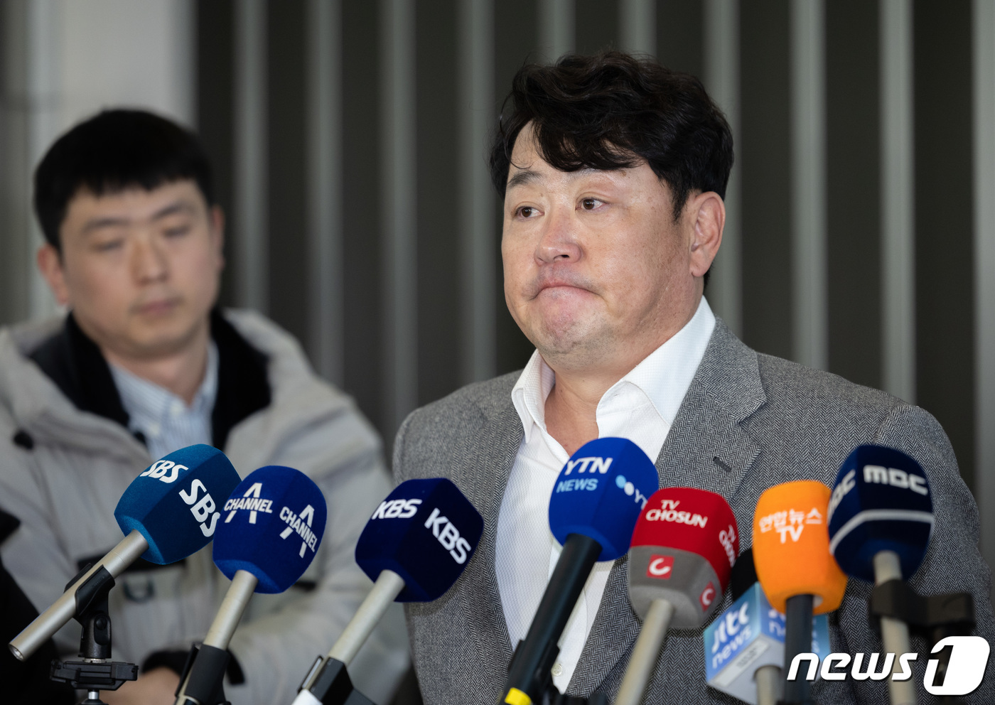 <b>진갑용 감독대행</b> '무거운 마음'
